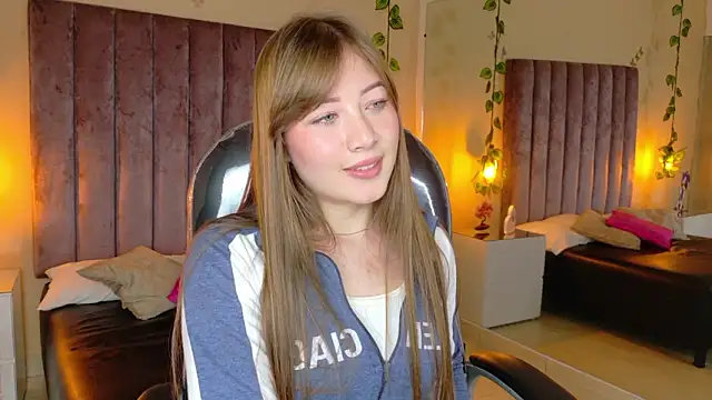 Dahlia Rousse online show from February 3, 7:35 am