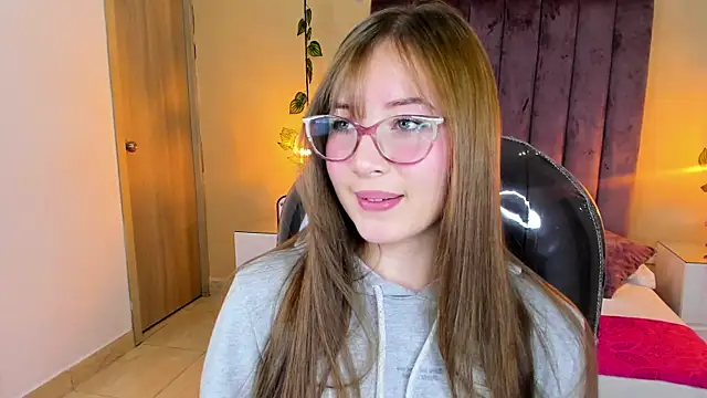 Dahlia Rousse online show from December 4, 6:26 am