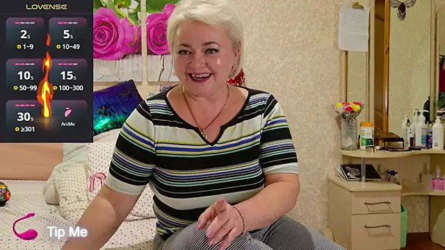 Snapshot of Viki100paradise chatting on October 15, 1:36 pm Viki100paradise online show from October 15, 1:36 pm