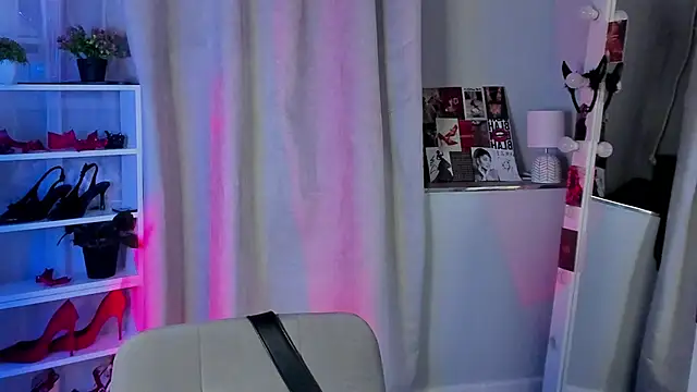 Snapshot of Sahara_Shields chatting on October 20, 9:23 am Sahara Shields online show from October 20, 9:23 am