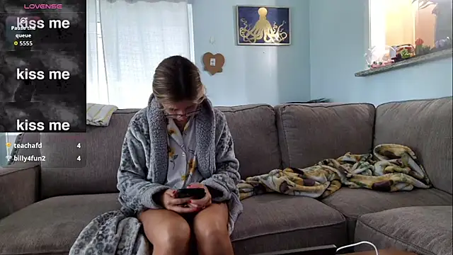 Snapshot of Hatgirl69 chatting on October 9, 2:10 pm Hatgirl69 online show from October 9, 2:10 pm