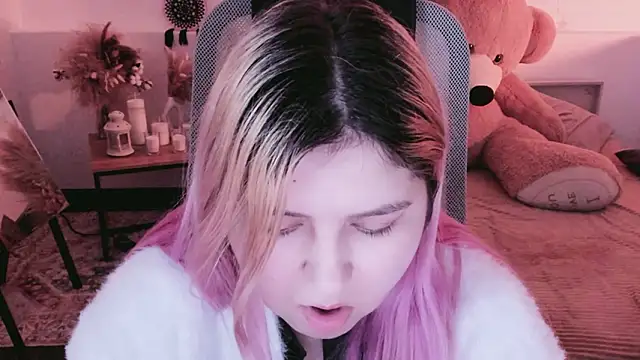 DiaAngell online show from March 12, 8:33 pm