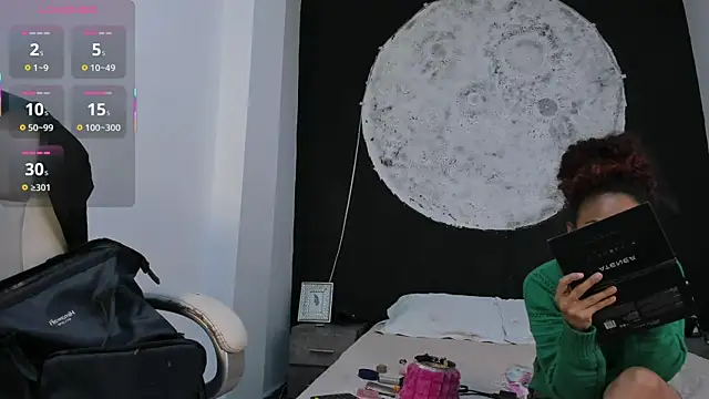 DalayMoore online show from October 12, 7:49 pm