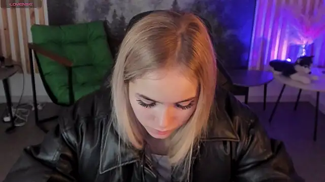 DakotaaJohnnson online show from November 6, 9:15 am