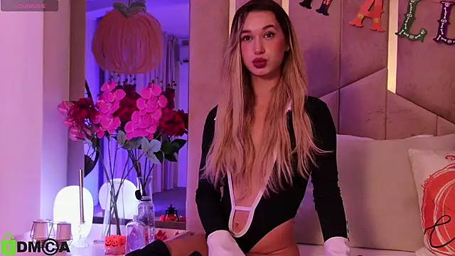 MaeveDream online show from October 29, 7:38 pm