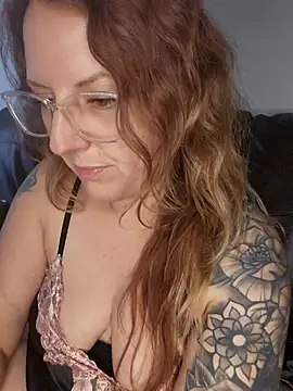 Snapshot of TattedMamaXOXO chatting on September 18, 3:32 pm TattedMamaXOXO online show from September 18, 3:32 pm