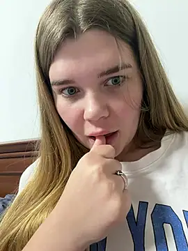 ella zzz online show from February 3, 8:01 pm