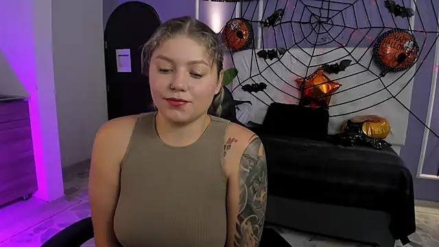 Snapshot of alaia_greyy chatting on October 18, 1:36 pm alaia greyy online show from October 18, 1:36 pm