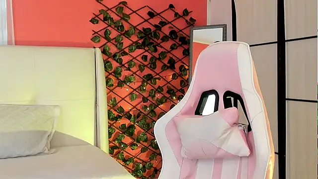 alaia greyy online show from April 13, 1:12 pm