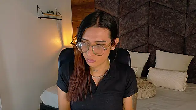 Snapshot of LauraaGomezz__ chatting on September 17, 7:34 pm LauraaGomezz online show from September 17, 7:34 pm