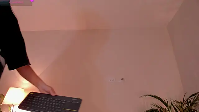 Hannah Jonhson online show from April 13, 1:51 am