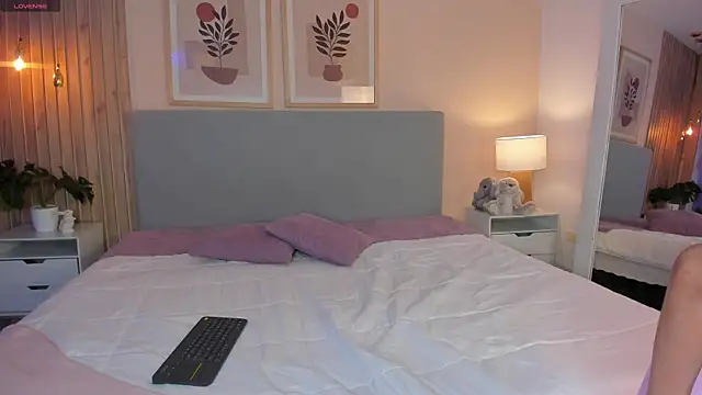 AlannaRussell  online show from March 28, 8:08 pm