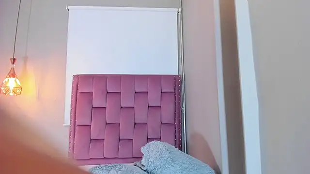 Roxy Stonee online show from March 6, 8:15 pm