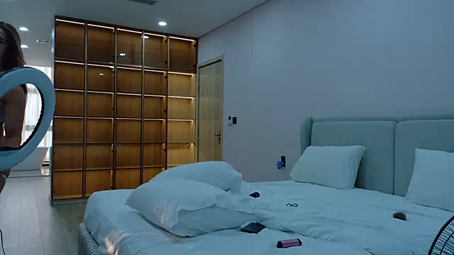 oliviafranciis online show from March 27, 10:05 am