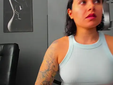 karlyjons12 online show from April 11, 4:32 pm