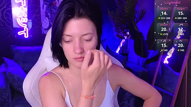 roxy riot  online show from March 29, 1:37 am