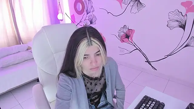 Isabela Fiorelli online show from September 19, 1:21 pm