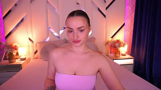 LindsieGreyy online show from April 6, 6:36 am