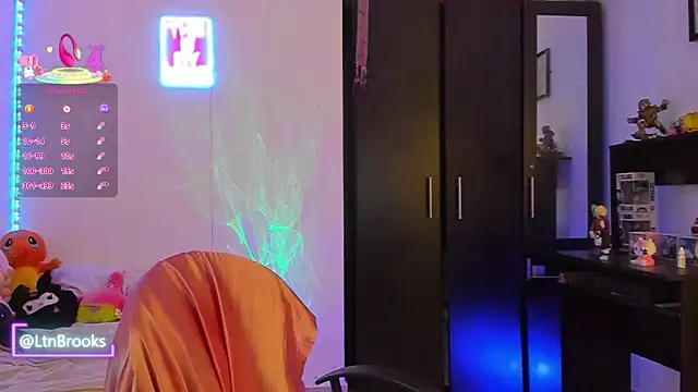 Annaa Brooks online show from October 19, 3:36 pm