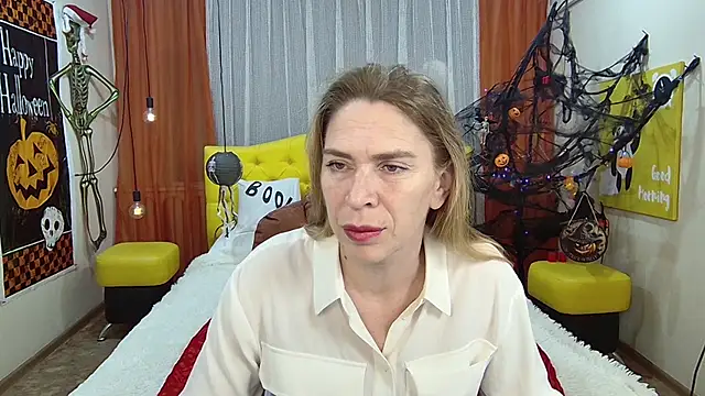 Snapshot of TessaDaybreak chatting on October 13, 6:27 am TessaDaybreak online show from October 13, 6:27 am