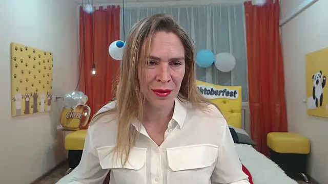 Snapshot of TessaDaybreak chatting on October 9, 7:34 am TessaDaybreak online show from October 9, 7:34 am