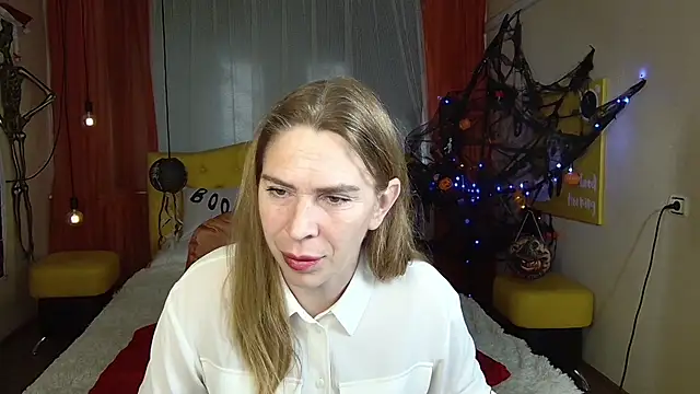 Snapshot of TessaDaybreak chatting on October 15, 7:44 am TessaDaybreak online show from October 15, 7:44 am