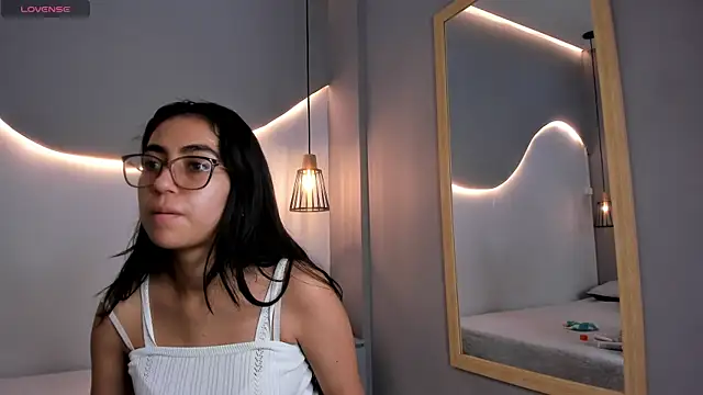 Snapshot of lucelly_15 chatting on October 5, 11:37 am lucelly 15 online show from October 5, 11:37 am