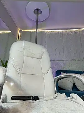 MelanieHillss online show from February 13, 8:43 pm