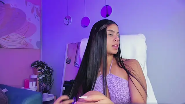 Snapshot of Bella_walker_ chatting on September 16, 8:17 pm Bella walker online show from September 16, 8:17 pm