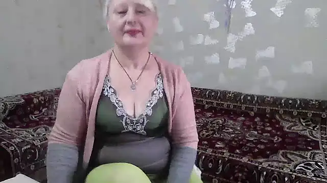 Snapshot of NikolinaBounty chatting on October 10, 7:46 am NikolinaBounty online show from October 10, 7:46 am