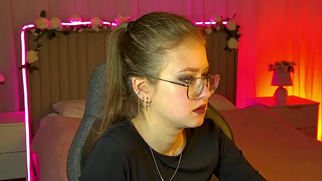 EveMundie online show from October 31, 1:26 pm