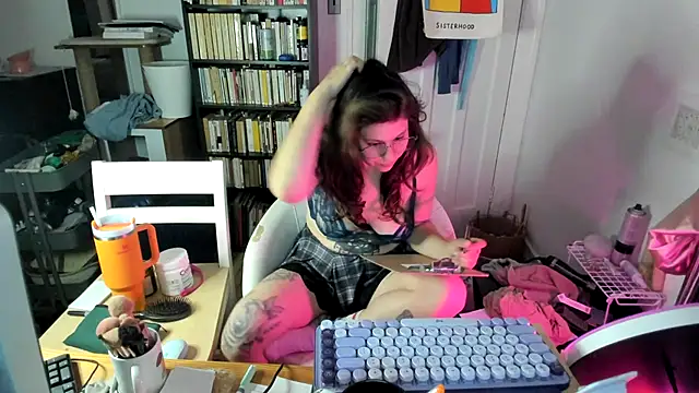 Rosiee69  online show from October 28, 9:19 pm