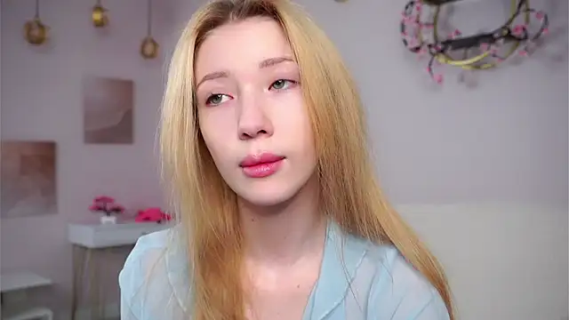 SunnivaCovil online show from March 4, 3:07 pm