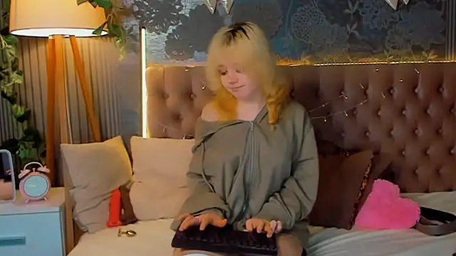 EmilyAngells online show from February 26, 7:29 am