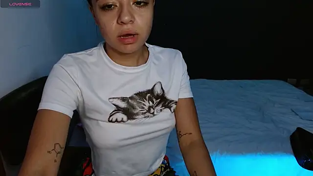 Snapshot of hellokitty__valery chatting on September 24, 1:37 am hellokitty valery online show from September 24, 1:37 am