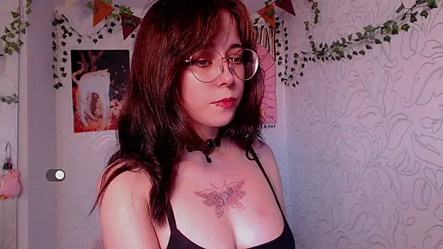 Snapshot of _miraclecattt_ chatting on October 12, 8:28 am miraclecattt online show from October 12, 8:28 am