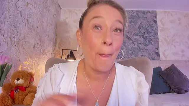 Liannaa  online show from January 15, 7:42 pm