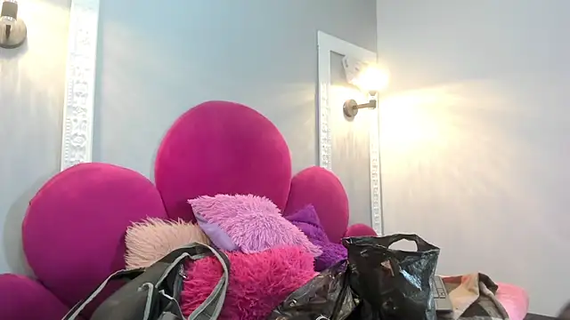 Bonniie 22 online show from April 14, 7:14 pm