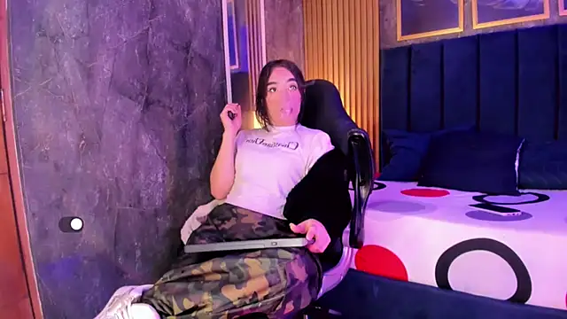 Small Hot19 online show from April 17, 10:17 am