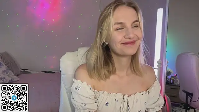  Vikky Moon  online show from July 6, 1:55 am