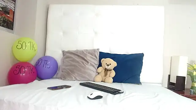 willow smitt online show from October 25, 1:30 pm