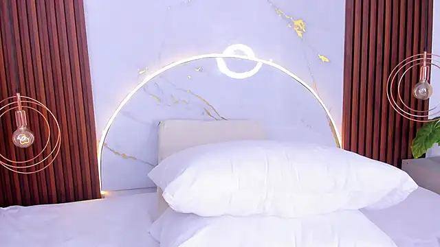 lucianasmith  online show from April 17, 9:50 pm