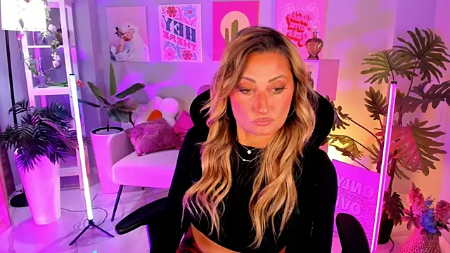 Snapshot of SarahAlluring chatting on October 5, 1:38 pm SarahAlluring online show from October 5, 1:38 pm