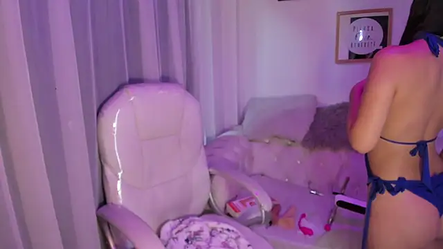 Pretty Johnson  online show from February 8, 12:31 pm