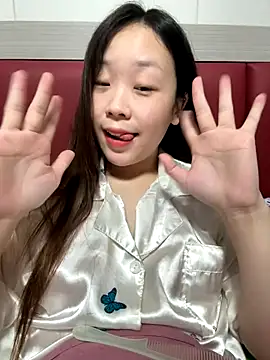 Snapshot of Minnie-66 chatting on October 13, 10:29 am Minnie-66 online show from October 13, 10:29 am