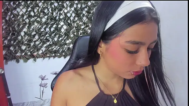 Snapshot of Sarahbrowm_ chatting on October 6, 7:18 pm Sarahbrowm online show from October 6, 7:18 pm