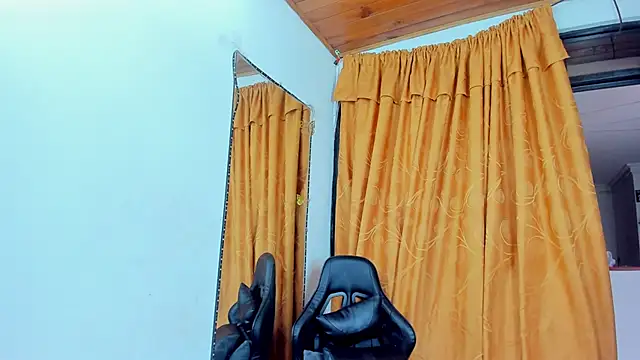 Snapshot of Sarahbrowm_ chatting on October 13, 8:11 pm Sarahbrowm online show from October 13, 8:11 pm