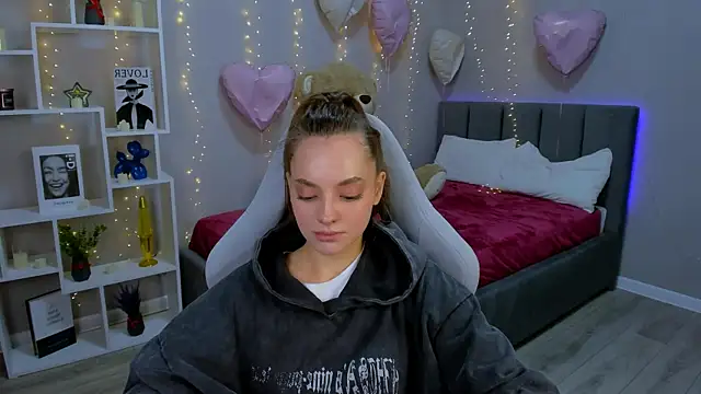 MelanieAlves online show from March 13, 6:42 pm