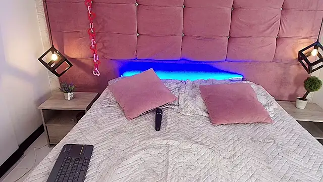 Jenna-Mitchell online show from November 2, 4:05 am