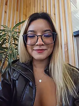 Pretty roxxyy online show from April 1, 2:25 pm